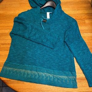 Robin-K: cropped blue sweater with lace details